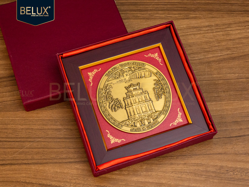 Tranh mặt đĩa Tháp Rùa bằng đồng 14x14cm